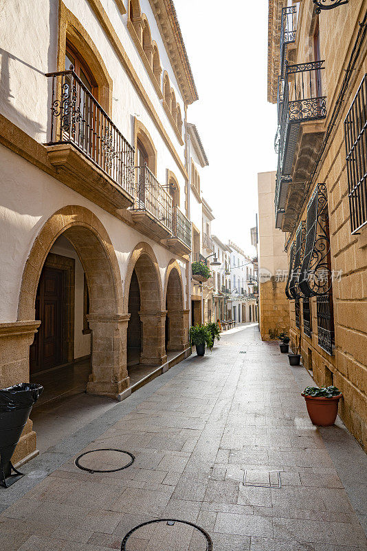 西班牙阿利坎特的Javea Xabia地中海街道立面